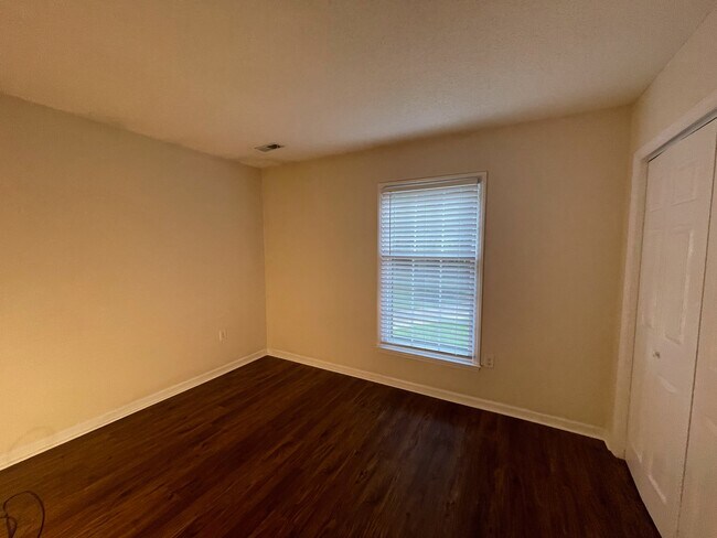 Building Photo - 2304 Oldenburg Dr