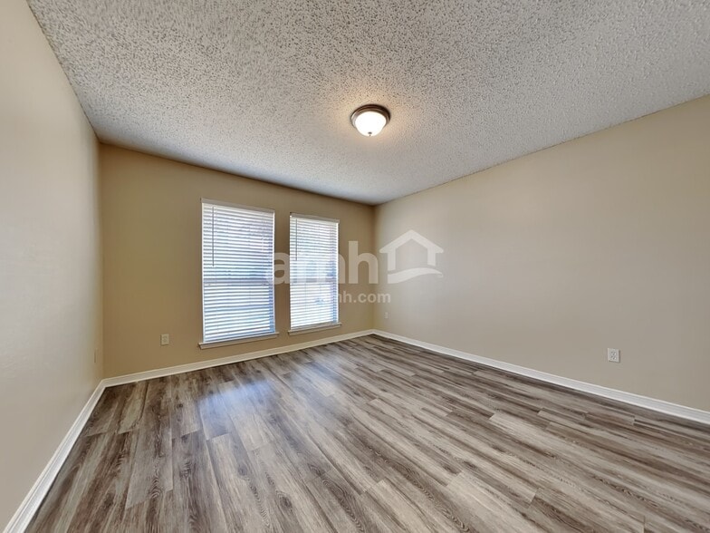 Building Photo - 9215 Hawkeye Dr