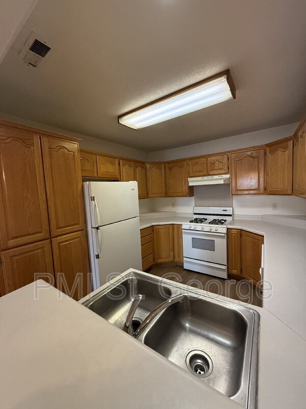 Building Photo - 2605 E 700 N