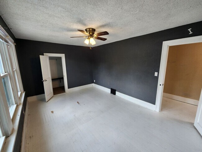 Building Photo - Charming 2 Bedroom House
