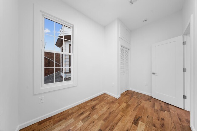 Building Photo - 1111 53rd St