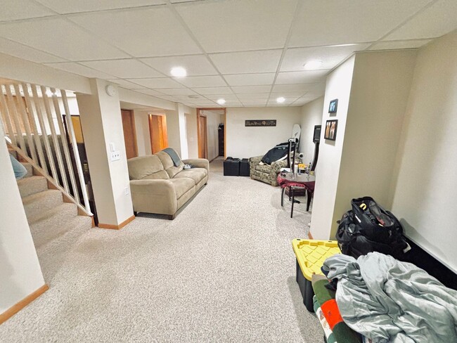 Building Photo - Great crystal home with huge fenced in bac...