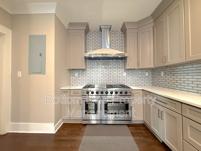 Building Photo - 621 S Summit Ave