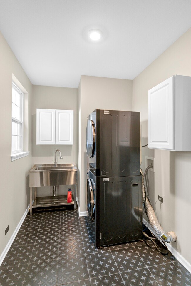 Building Photo - 2660 Harnish Dr