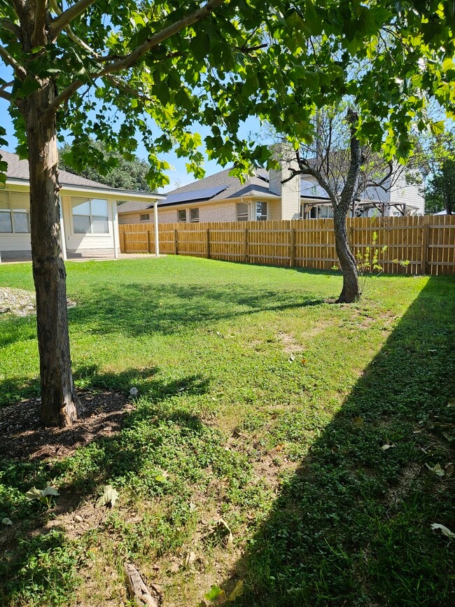 Building Photo - 1002 Woodview Dr