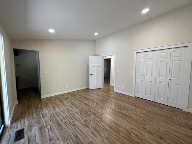 Building Photo - Spacious 5 Bedroom Home Available Now!