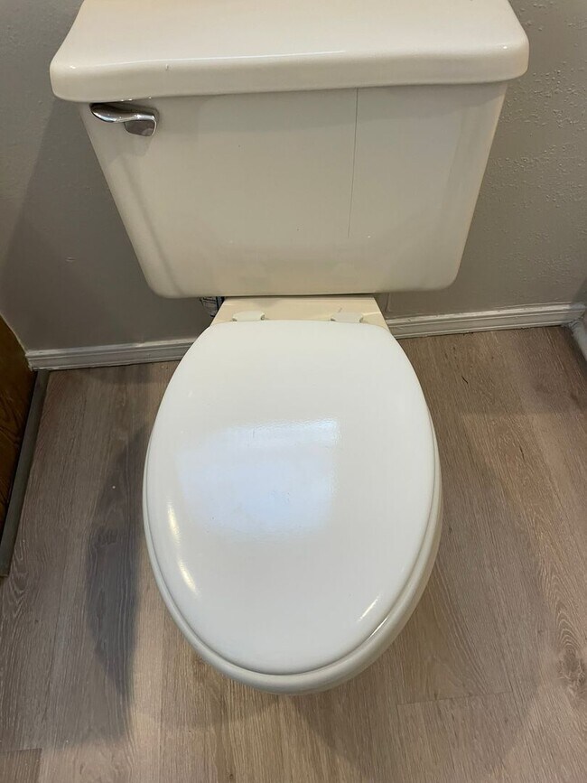 Building Photo - 531-B N Oak Grove Ave