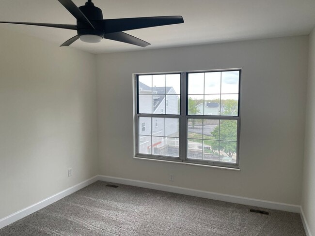 Building Photo - Beautiful 2 Bed, 1.5 Bath Townhome on the Edge of the Desirable Hill Neighborhood Available for Rent