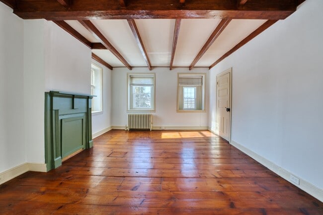 Building Photo - Beautiful 4 Bedroom Farm House