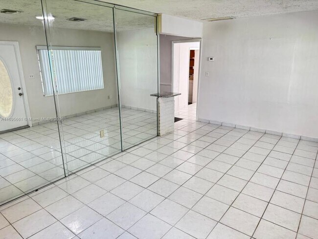 Building Photo - 3 bedroom in Hollywood FL 33023