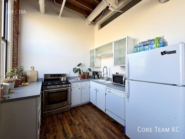 Building Photo - 1800 Central St