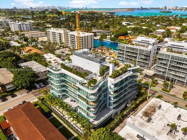 Building Photo - 9901 W Bay Harbor Dr