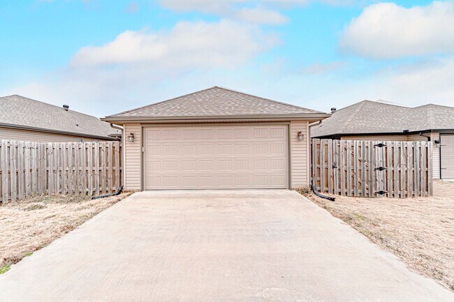 Building Photo - Welcome to the Perfect Bentonville Home!