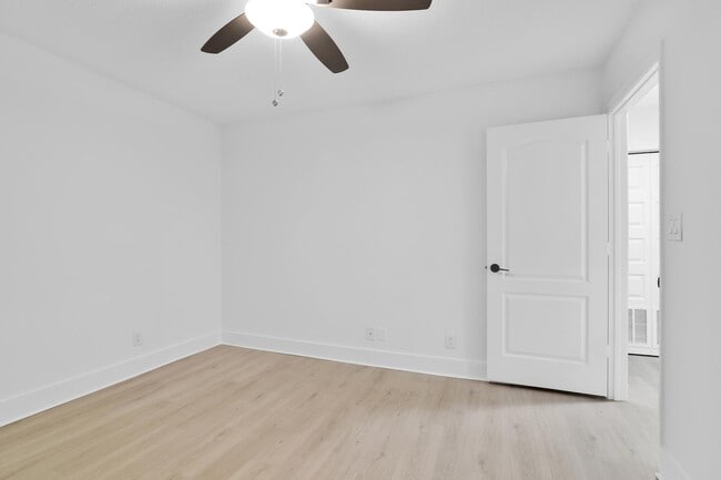 Building Photo - 8608 Vía Giula