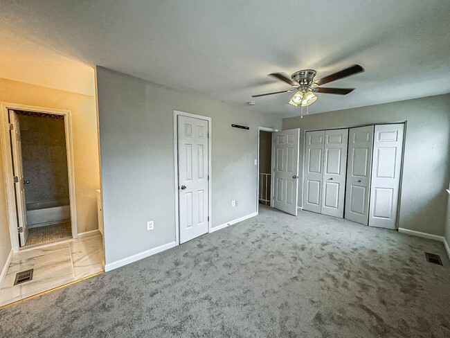 Building Photo - Beautiful 3 Bed 2.5 Bath Interior Townhome...