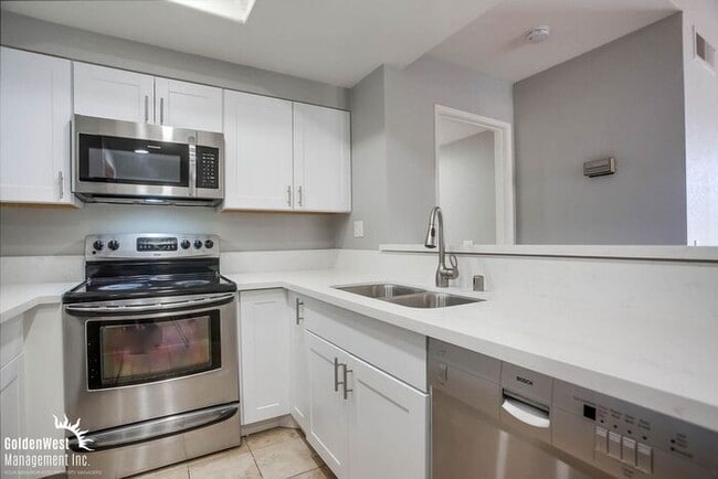 Building Photo - Charming 2Bdm 2Ba Condo in The Venetian Community of La Jolla