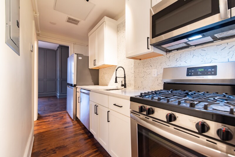 Building Photo - 215 Broadway