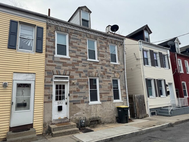 Building Photo - Updated 3 Bedroom, 1 Bath