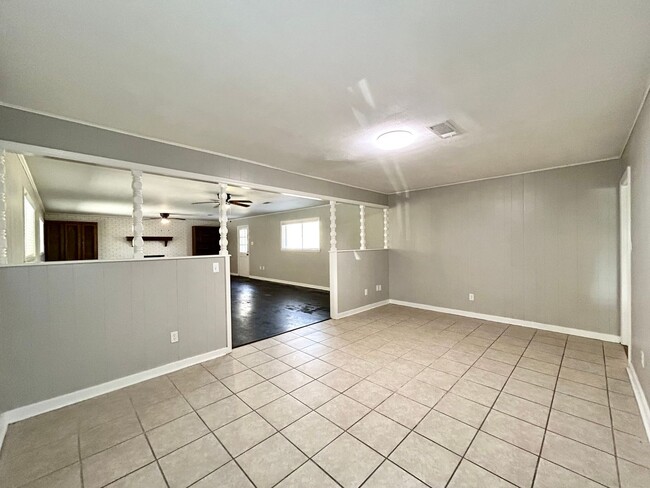 Building Photo - CENTRAL 3BR Private home!  Discounted Move...