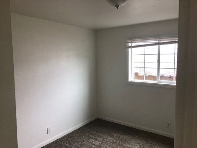 Building Photo - 3-bedroom 1 bath House