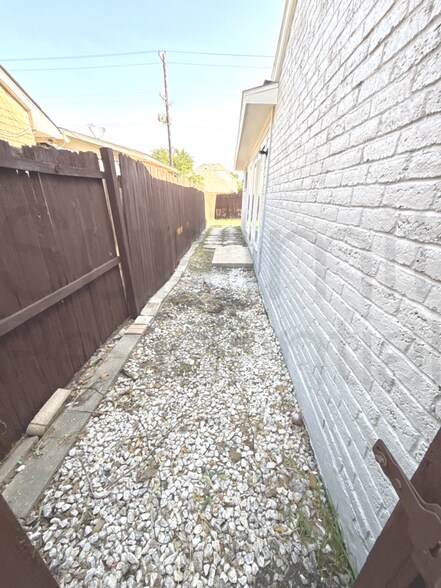 Building Photo - 6076 Dooley Dr