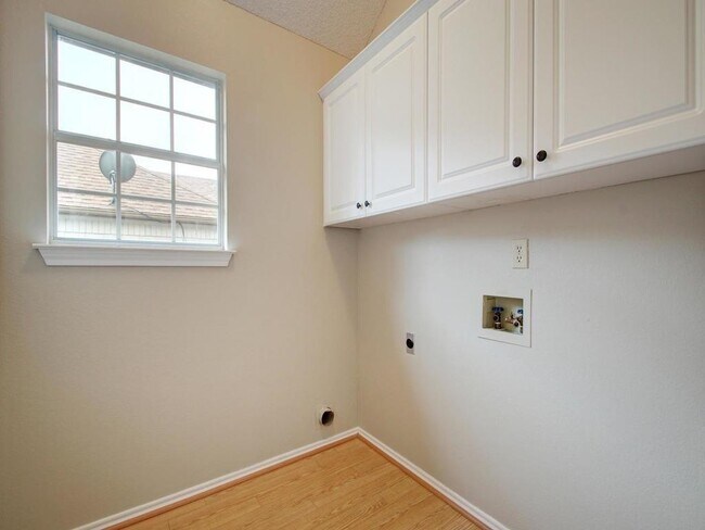 Building Photo - 1208 Woodhollow Cove