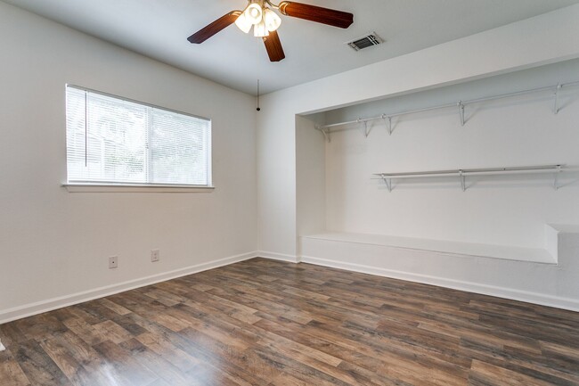 Building Photo - UPDATED 2-BEDROOM TOWNHOME AT NORTH PARK T...