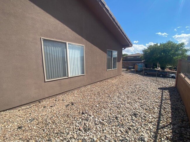 Building Photo - Shadow Mountain duplex