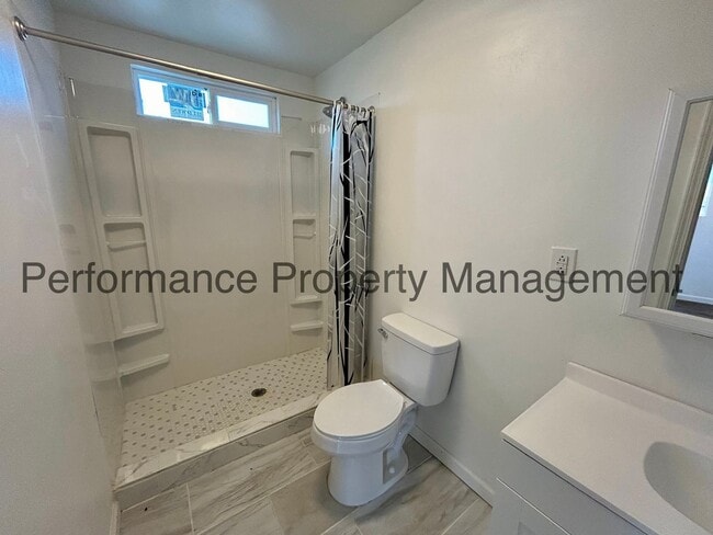Building Photo - Charming 3 Bed/2 Bath in SW Bakersfield w/...