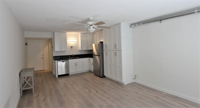 Building Photo - 372 Pershing Dr