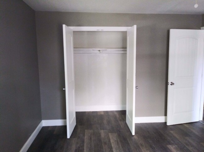 Building Photo - 1126 Park Cir