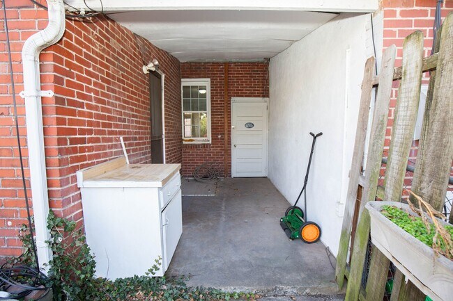 Building Photo - 2 Bedroom, 1.5 Bath, Duplex in Historic Martinsburg, WV