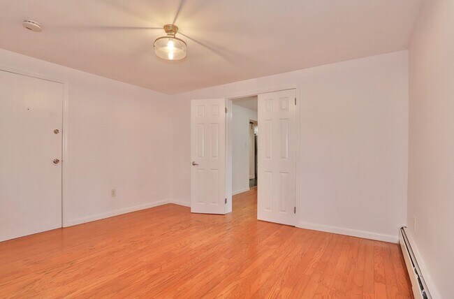 Building Photo - 509 7th St