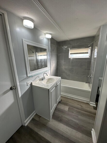 Building Photo - 7663 Bentwillow Dr