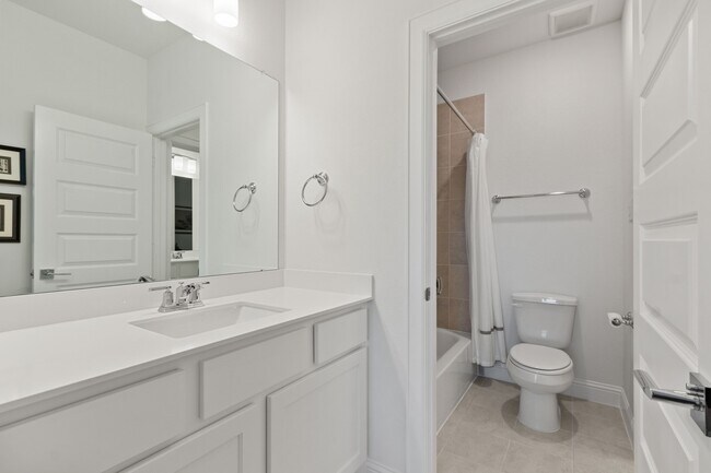 Building Photo - 902 Falcon Hollow Ln