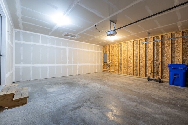 Building Photo - 4 BED | 2 BATH | DOUBLE GARAGE | RAPID VALLEY