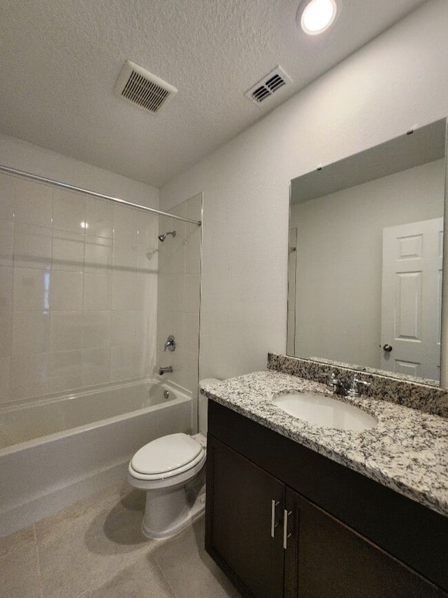 Building Photo - LIKE NEW!!! 4-Bedroom, 2-Bathroom in Villamar/Winter Haven