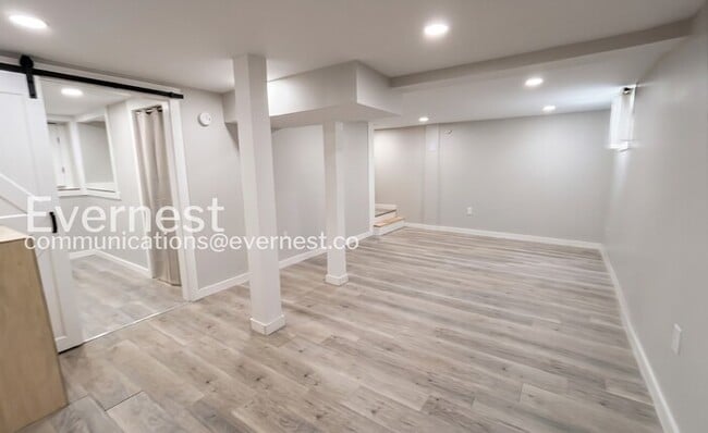 Building Photo - 306 Red Oak Dr