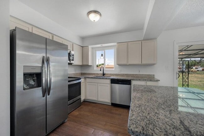 Building Photo - 981 Tamarack Cir