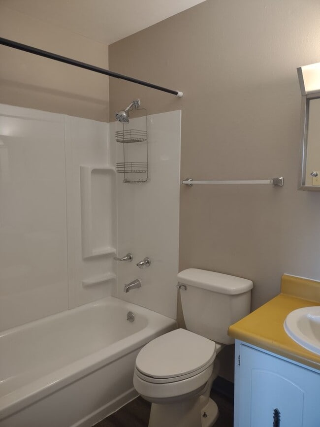 Building Photo - ALL PROSPECTIVE TENANTS MUST SUBMIT A $58 ...