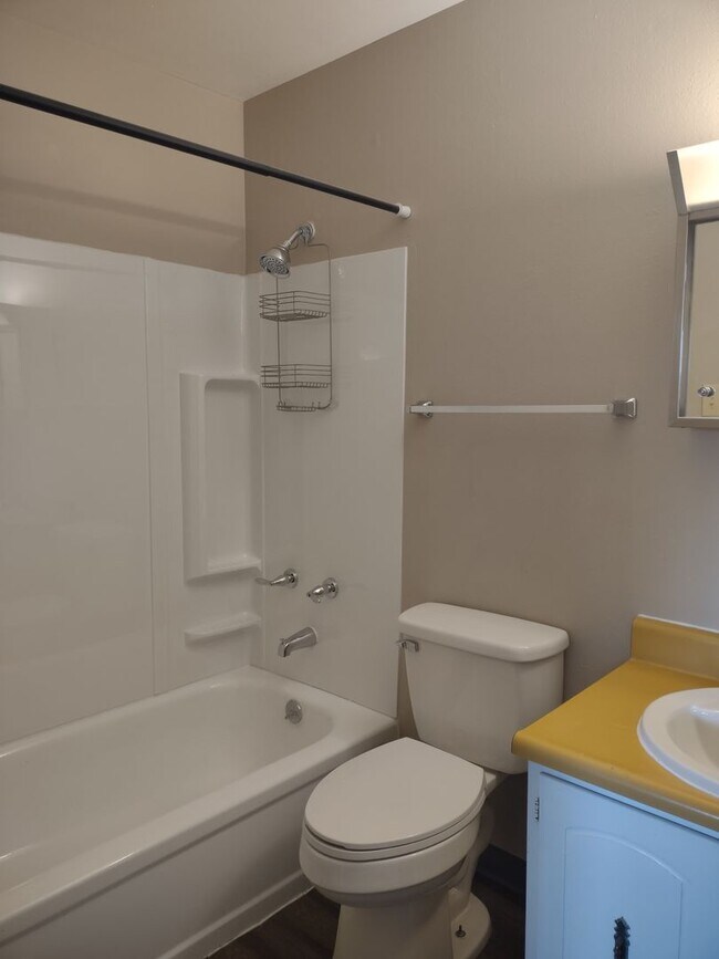 Building Photo - ALL PROSPECTIVE TENANTS MUST SUBMIT A $58 NON-REFUNDABLE APPLICATION FEE PER APPLICANT ONLINE AND...