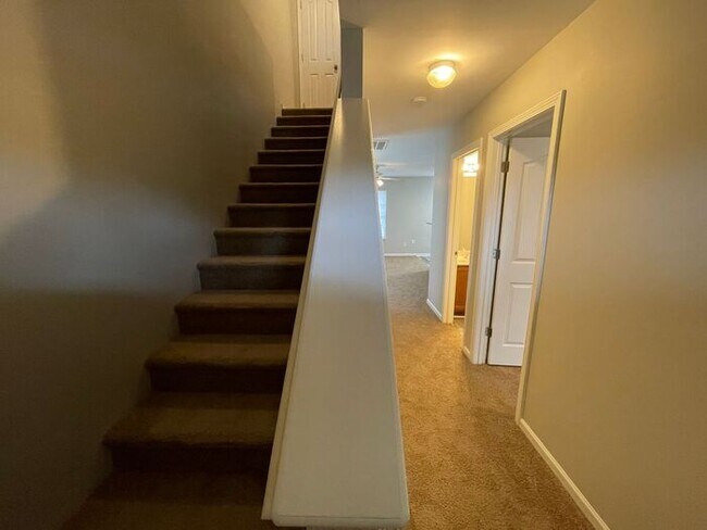 Building Photo - Spacious 4 bedroom, 2 full bath, 2 story town home