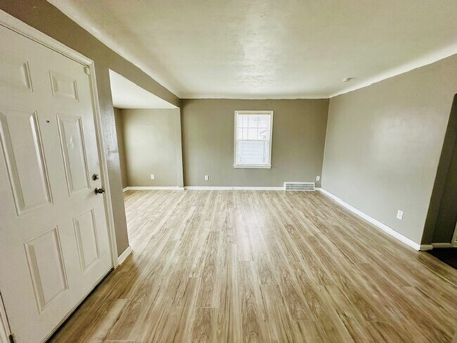 Building Photo - 3 Bedroom 1 Bath 2 Car Garage Welcome Sect...