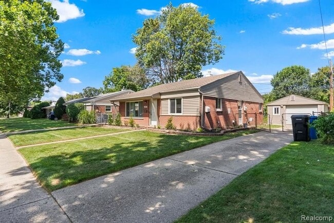 Building Photo - Gorgeous Madison Heights Gem!