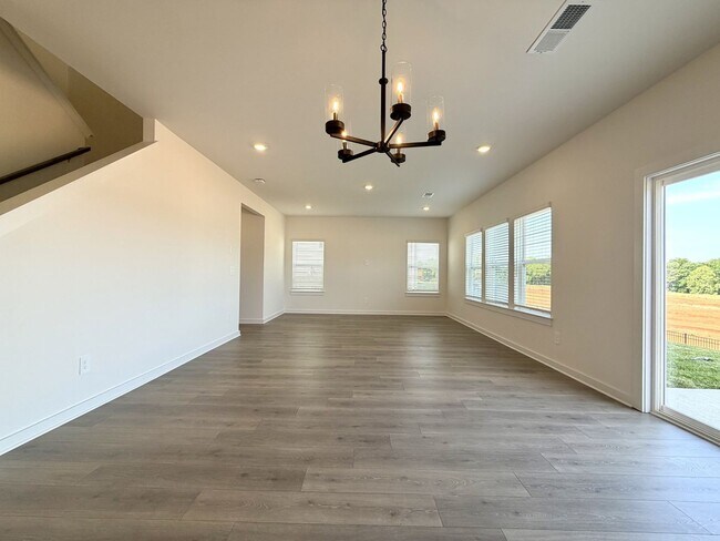 Building Photo - 2372 Meadowwood Dr