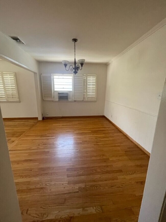 Building Photo - Westchester Home Perfect for Plant/Garden ...