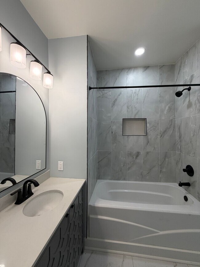 Building Photo - 1108 N Main St