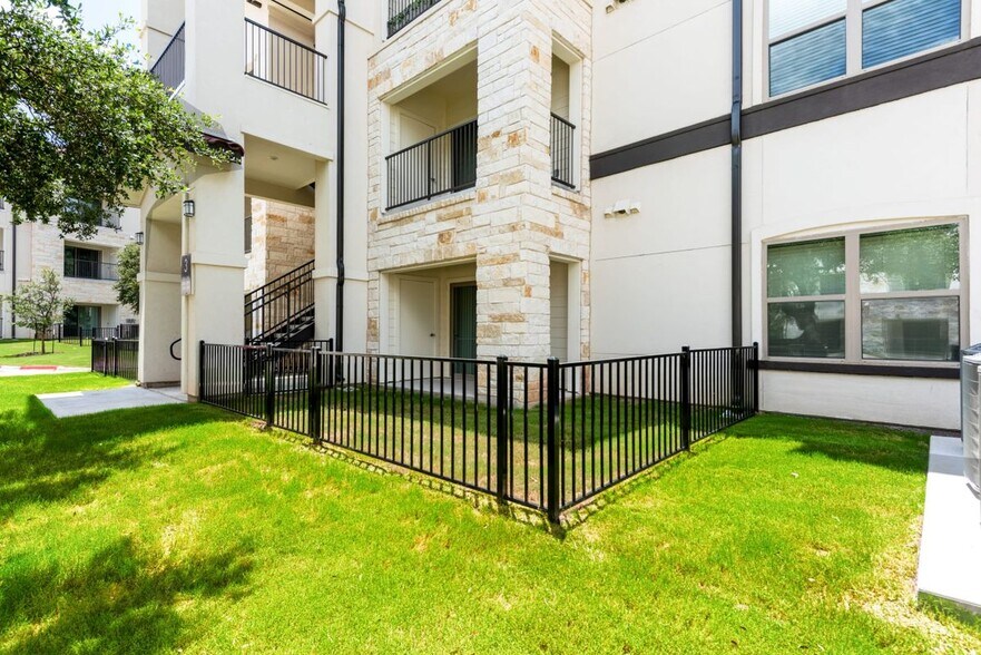 Building Photo - 9225 N Lake Creek Pkwy