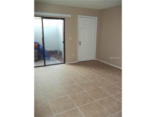 Building Photo - 2 bedroom 1 bath triplex located in the Semoran club subdivision.