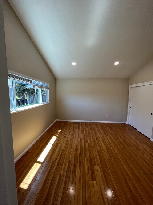 Building Photo - 61 Knolls Ln